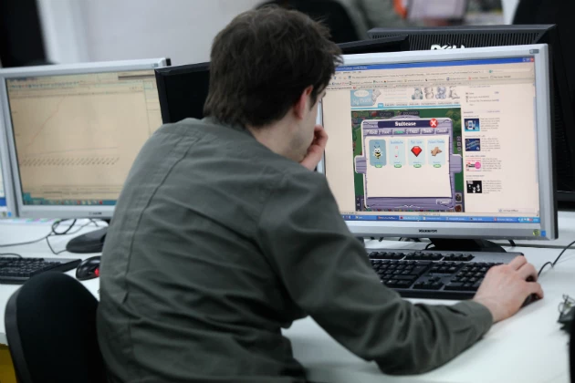 man-on-computer-USE